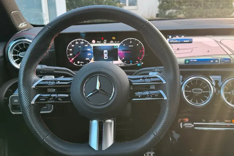 Mercedes-Benz CLA 200 din 2024 cu 10.978 km - oferta MER162124 - foto 12