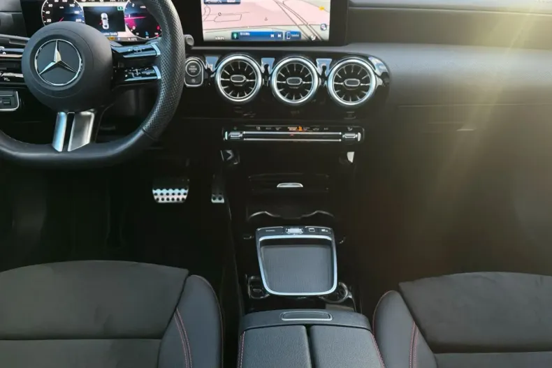 Mercedes-Benz CLA 200 din 2024 cu 10.978 km - oferta MER162124 - foto 14