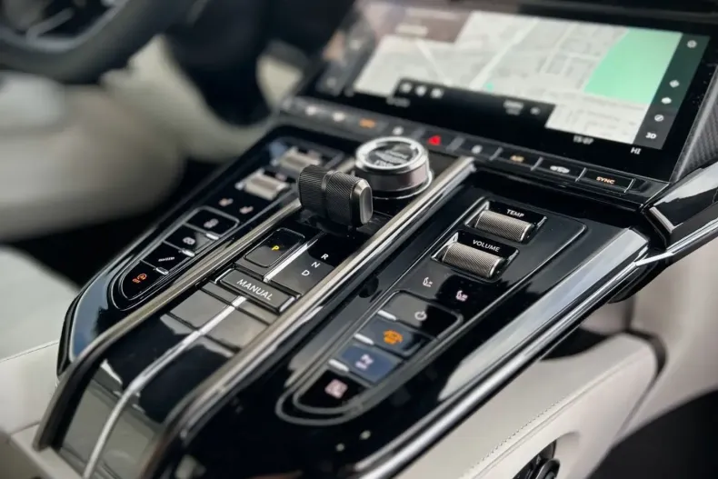 Aston Martin V8 Vantage din 2024 cu 10.000 km - oferta AST162309 - foto 25