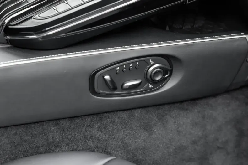 Aston Martin V8 Vantage din 2025 cu 5.500 km - oferta AST162405 - foto 20