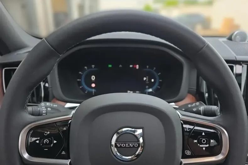 Volvo XC60 din 2023 cu 28.000 km - oferta VOL162461 - foto 8