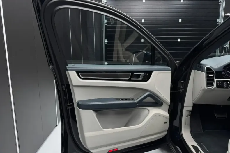 Porsche Cayenne din 2023 cu 55.920 km - oferta POR162491 - foto 37