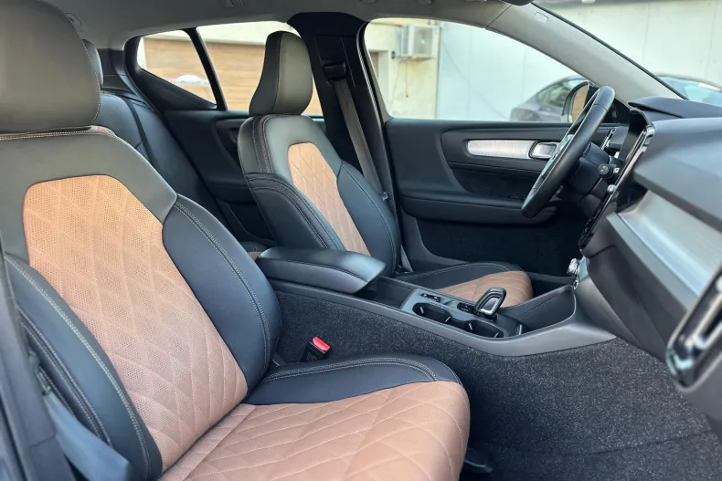 Volvo XC40 din 2020 cu 72.776 km - oferta VOL162736 - foto 5