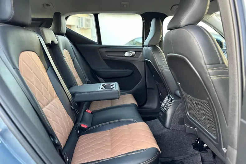 Volvo XC40 din 2020 cu 72.776 km - oferta VOL162736 - foto 9