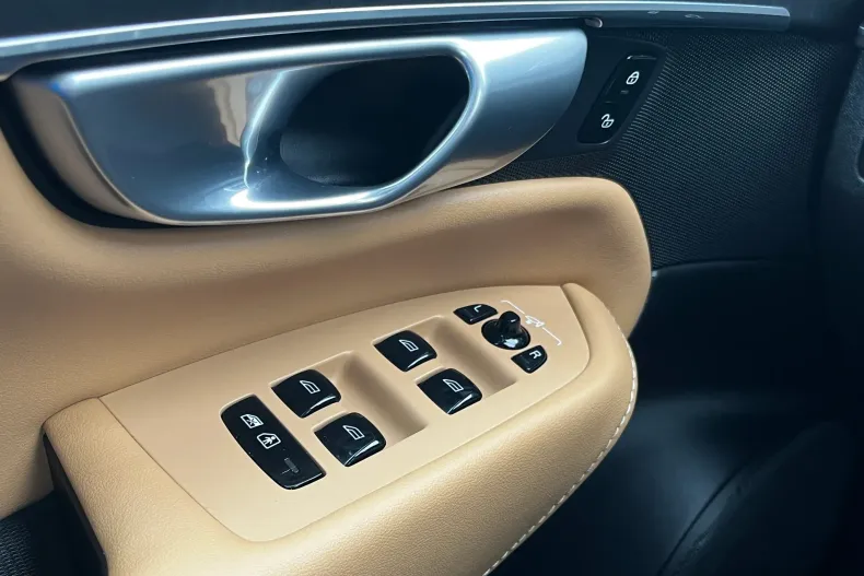 Volvo XC90 din 2023 cu 54.401 km - oferta VOL162753 - foto 23