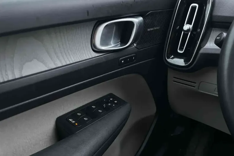 Volvo XC40 din 2023 cu 98.682 km - oferta VOL163106 - foto 10