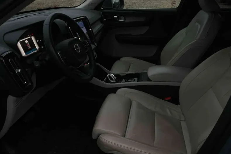 Volvo XC40 din 2023 cu 98.682 km - oferta VOL163106 - foto 13