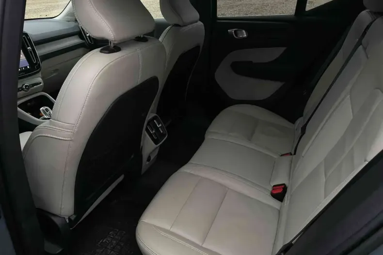 Volvo XC40 din 2023 cu 98.682 km - oferta VOL163106 - foto 14