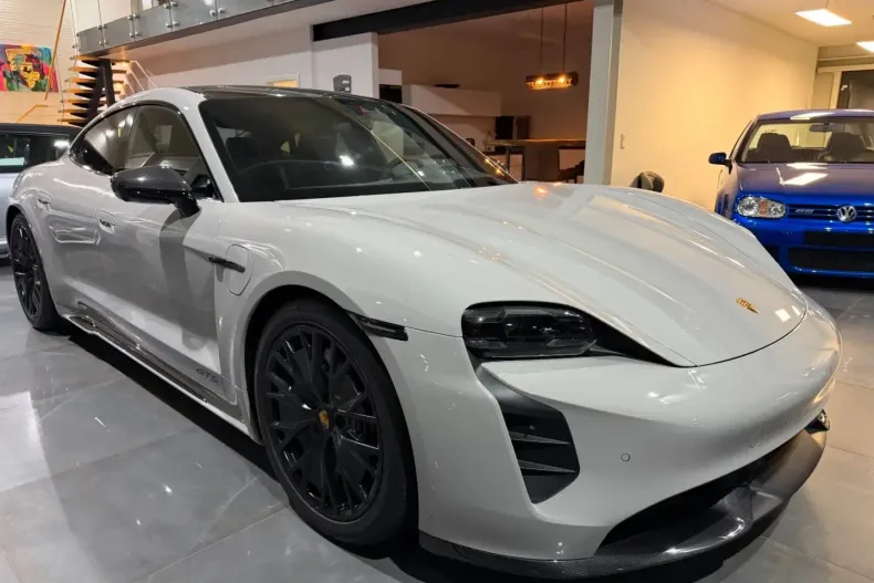 Porsche Taycan din 2023 cu 34.000 km - oferta POR163458 - foto 1