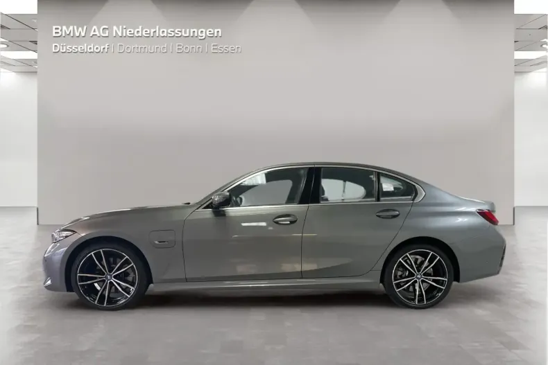 BMW 330 din 2022 cu 44.329 km - oferta BMW163596 - foto 3