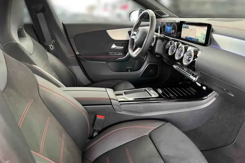 Mercedes-Benz CLA 220 din 2024 cu 4.582 km - oferta MER163682 - foto 10