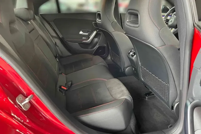 Mercedes-Benz CLA 220 din 2024 cu 4.582 km - oferta MER163682 - foto 11