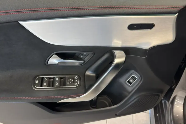 Mercedes-Benz CLA 220 din 2024 cu 16.900 km - oferta MER163732 - foto 11