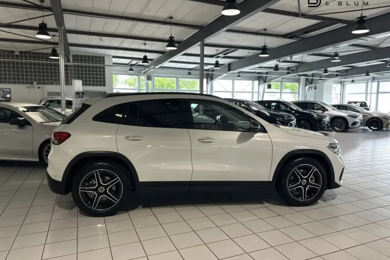 Mercedes-Benz GLA 250 din 2023 cu 4.500 km - oferta MER163776 - foto 4