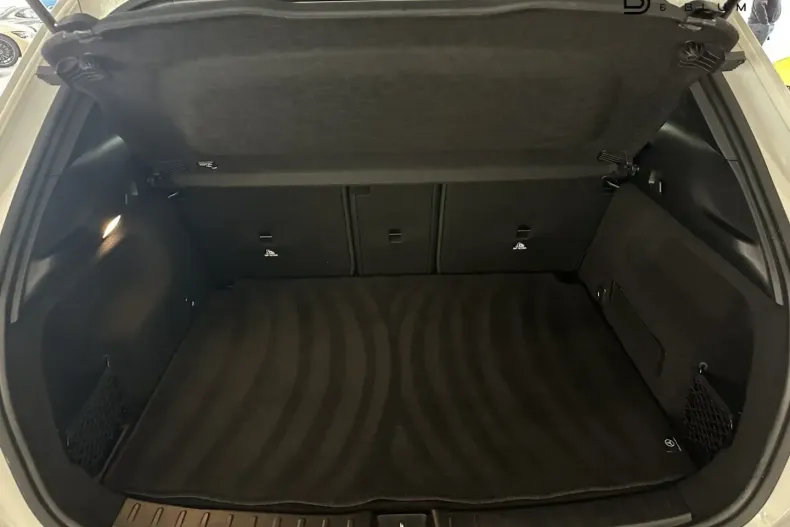 Mercedes-Benz GLA 250 din 2023 cu 4.500 km - oferta MER163776 - foto 8