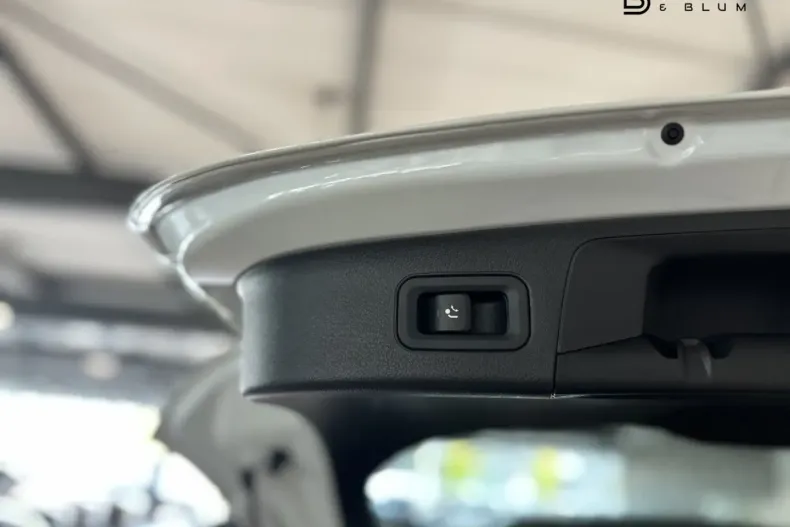 Mercedes-Benz GLA 250 din 2023 cu 4.500 km - oferta MER163776 - foto 9