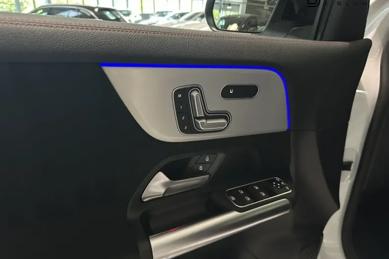 Mercedes-Benz GLA 250 din 2023 cu 4.500 km - oferta MER163776 - foto 16