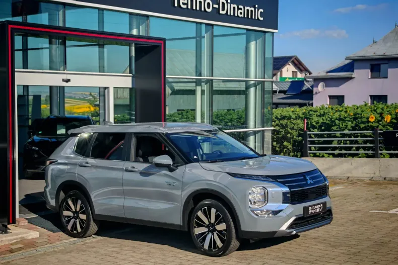 Mitsubishi Outlander din 2025 cu 22 km - oferta MIT163988 - foto 1