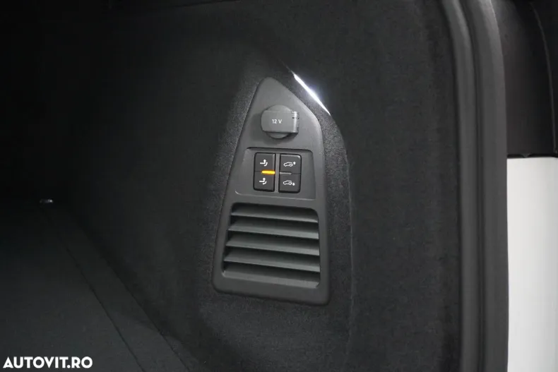 Volkswagen Touareg din 2025 cu 4.000 km - oferta VOL164058 - foto 39