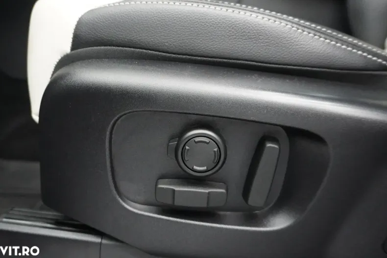 Land Rover Discovery din 2024 cu 64.941 km - oferta LAN164144 - foto 11