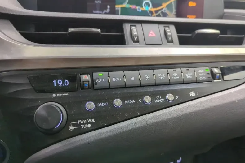 Lexus Seria ES din 2019 cu 137.694 km - oferta LEX164300 - foto 24