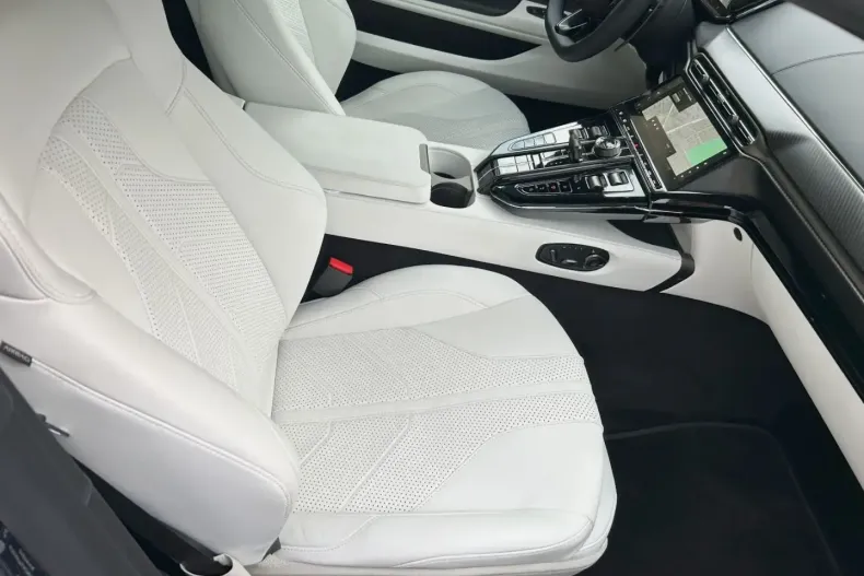 Aston Martin V8 Vantage din 2024 cu 10.000 km - oferta AST164403 - foto 25