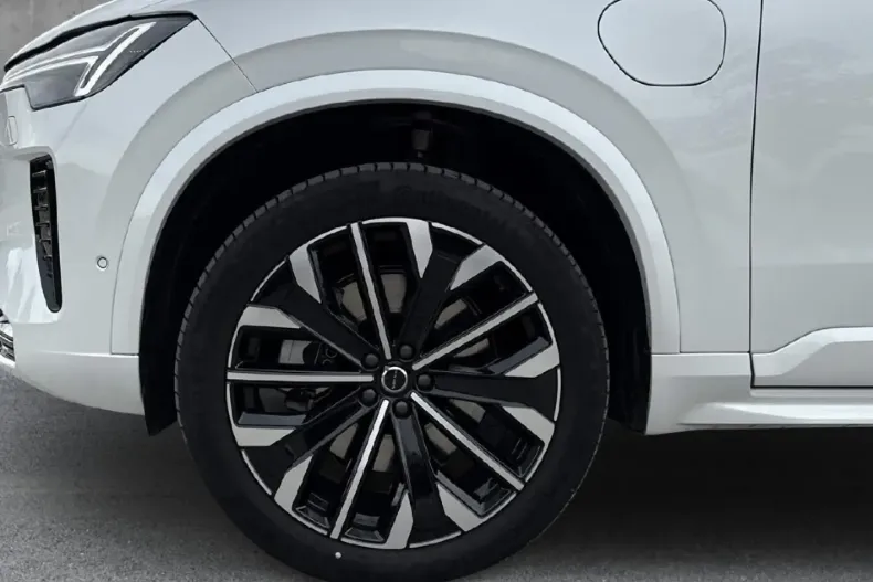 Volvo XC90 din 2025 cu 5.000 km - oferta VOL164621 - foto 6