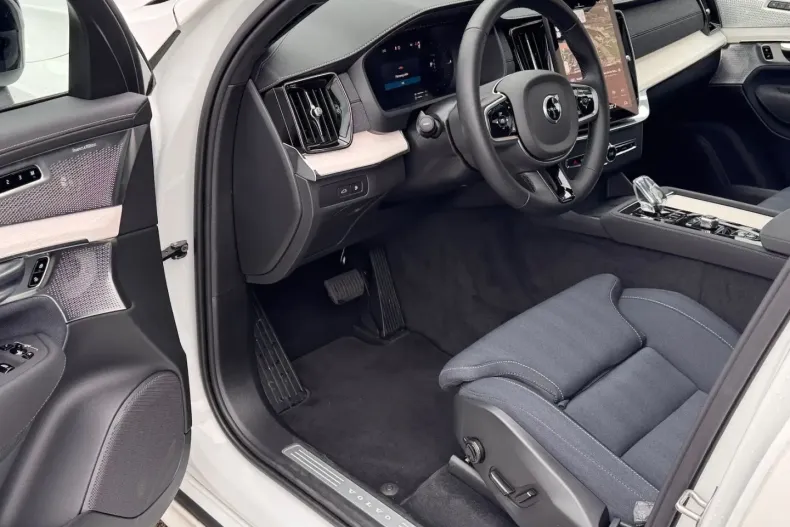 Volvo XC90 din 2025 cu 3.000 km - oferta VOL164624 - foto 7