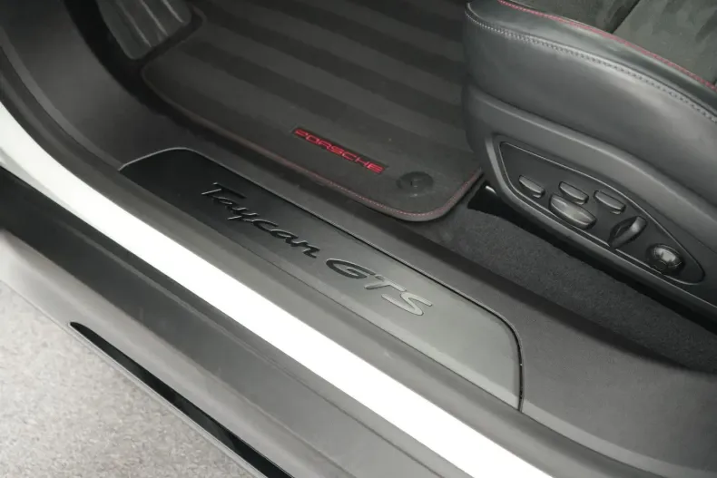 Porsche Taycan din 2024 cu 26.598 km - oferta POR164997 - foto 18