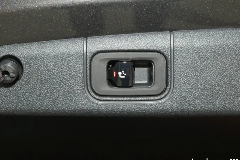 Mercedes-Benz E 300 din 2024 cu 8.914 km - oferta MER165132 - foto 10