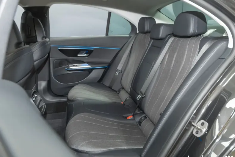 Mercedes-Benz E 300 din 2024 cu 8.914 km - oferta MER165132 - foto 14