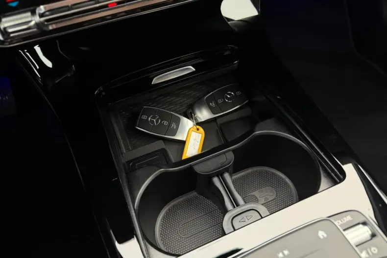 Mercedes-Benz CLA 200 din 2021 cu 13.000 km - oferta MER165397 - foto 32