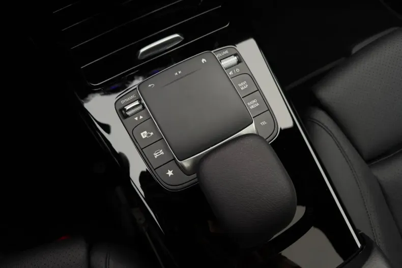 Mercedes-Benz CLA 200 din 2021 cu 13.000 km - oferta MER165397 - foto 33