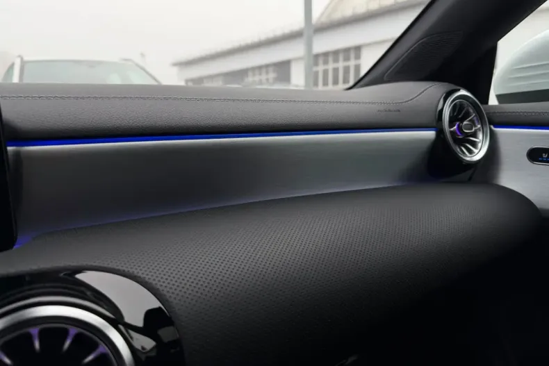 Mercedes-Benz CLA 200 din 2021 cu 13.000 km - oferta MER165397 - foto 34