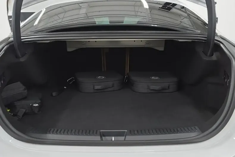 Mercedes-Benz E 300 din 2025 cu 13.889 km - oferta MER165473 - foto 9