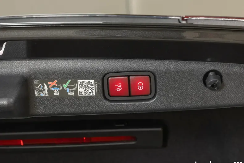 Mercedes-Benz E 300 din 2025 cu 4.216 km - oferta MER165488 - foto 9