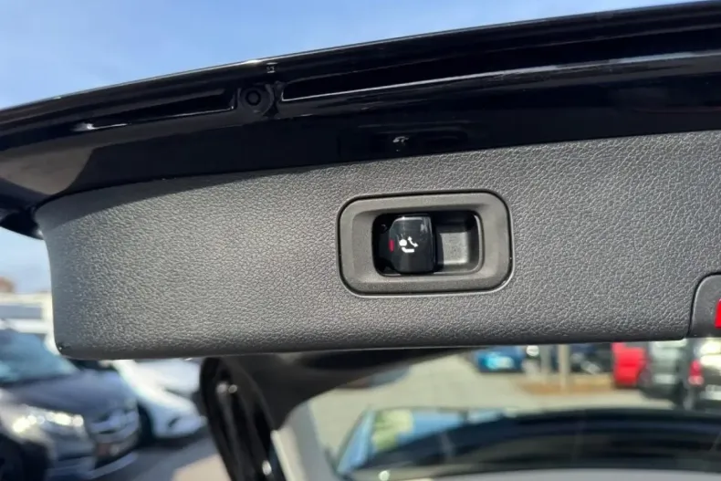 Mercedes-Benz E 300 din 2025 cu 10.540 km - oferta MER165492 - foto 19