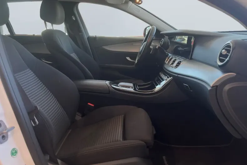 Mercedes-Benz E 300 din 2021 cu 86.000 km - oferta MER165538 - foto 18