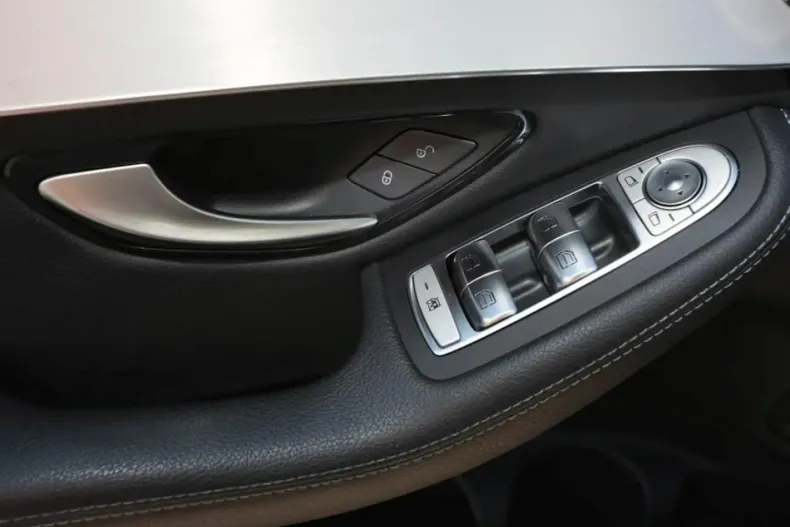 Mercedes-Benz GLC 200 din 2020 cu 72.900 km - oferta MER165545 - foto 22