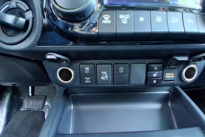 Toyota Hilux din 2025 cu 10 km - oferta TOY165962 - foto 9