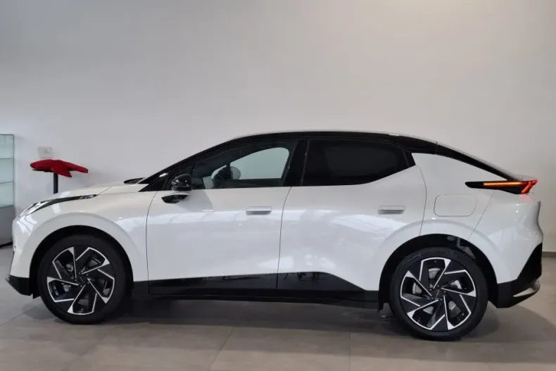 Lynk&Co 02 din 2025 cu 20 km - oferta LYN165979 - foto 2