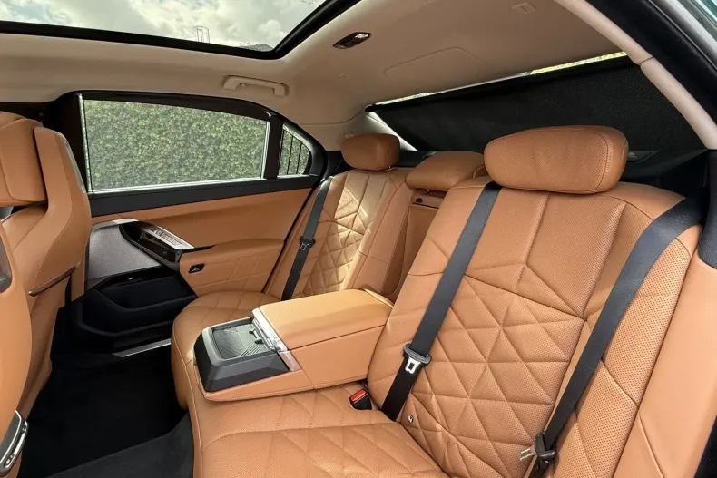 BMW 750 din 2025 cu 22.430 km - oferta BMW166291 - foto 36