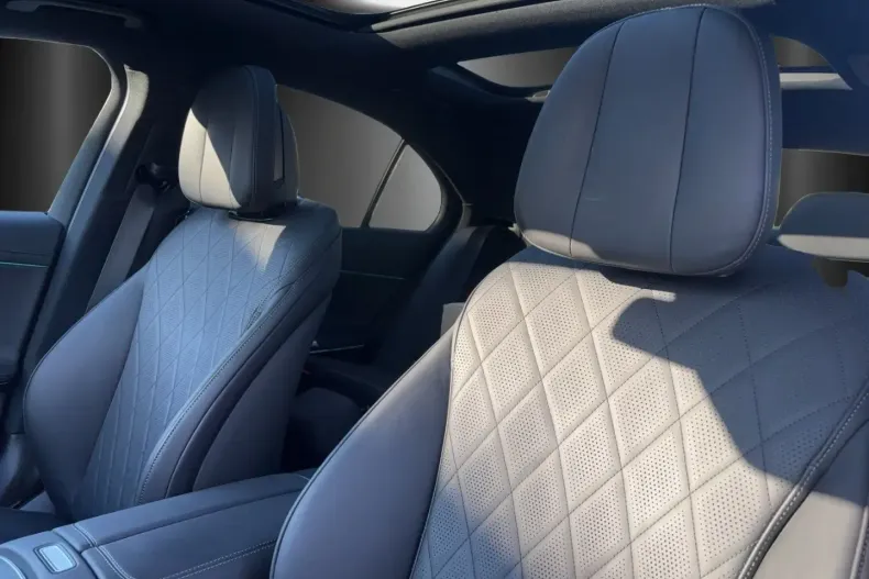 Mercedes-Benz E 300 din 2024 cu 11.002 km - oferta MER166481 - foto 2