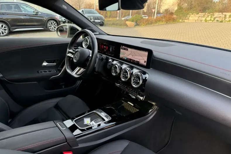 Mercedes-Benz CLA 200 din 2023 cu 54.546 km - oferta MER166667 - foto 2