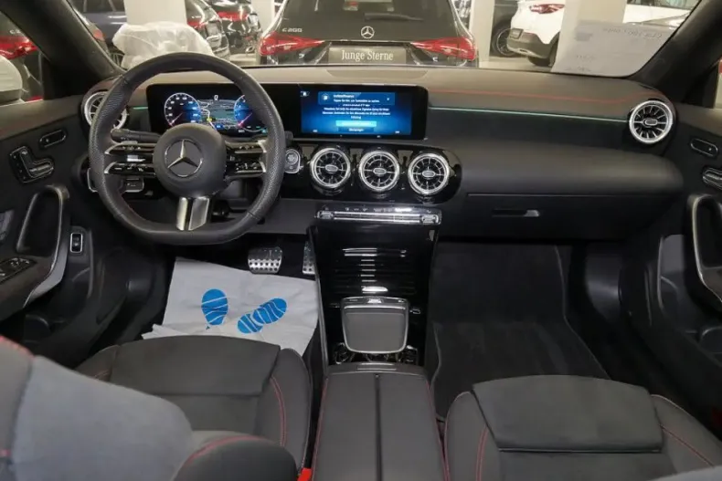 Mercedes-Benz CLA 180 din 2024 cu 12.611 km - oferta MER166669 - foto 8