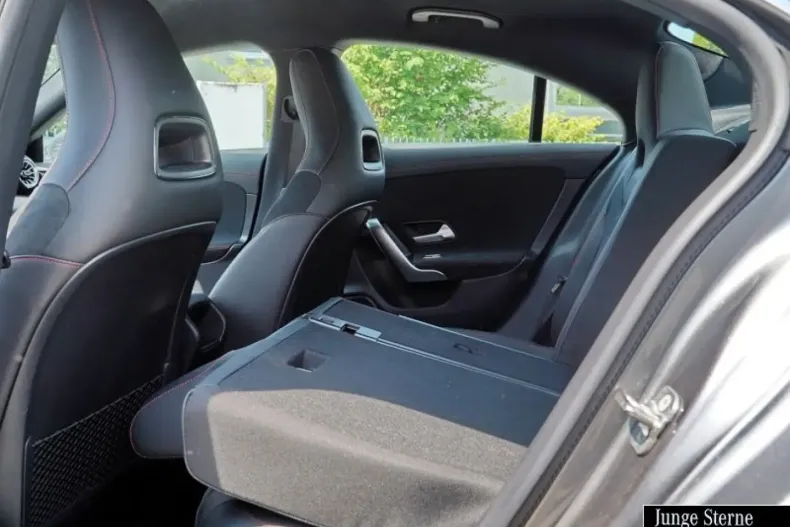 Mercedes-Benz CLA 180 din 2024 cu 22.220 km - oferta MER166670 - foto 6