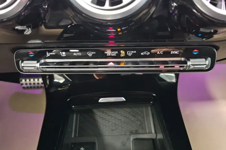 Mercedes-Benz CLA 180 din 2024 cu 12.084 km - oferta MER166672 - foto 10