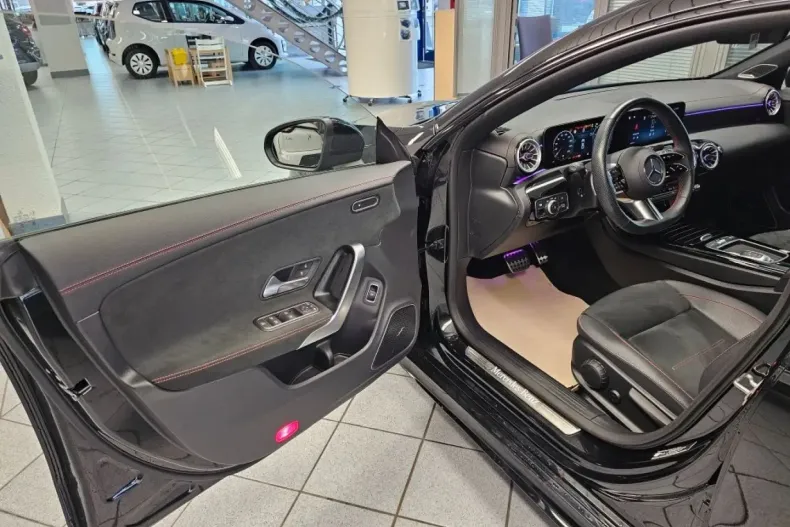Mercedes-Benz CLA 180 din 2024 cu 12.084 km - oferta MER166672 - foto 23