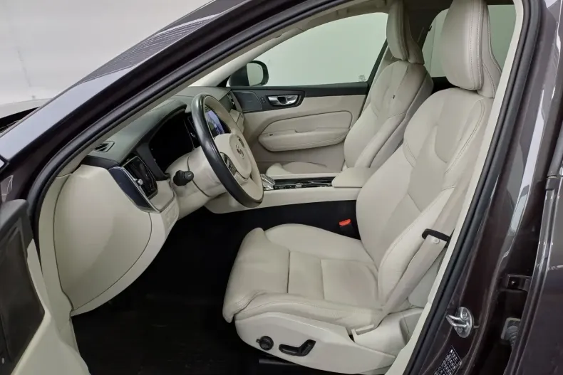 Volvo XC60 din 2022 cu 59.679 km - oferta VOL166725 - foto 4