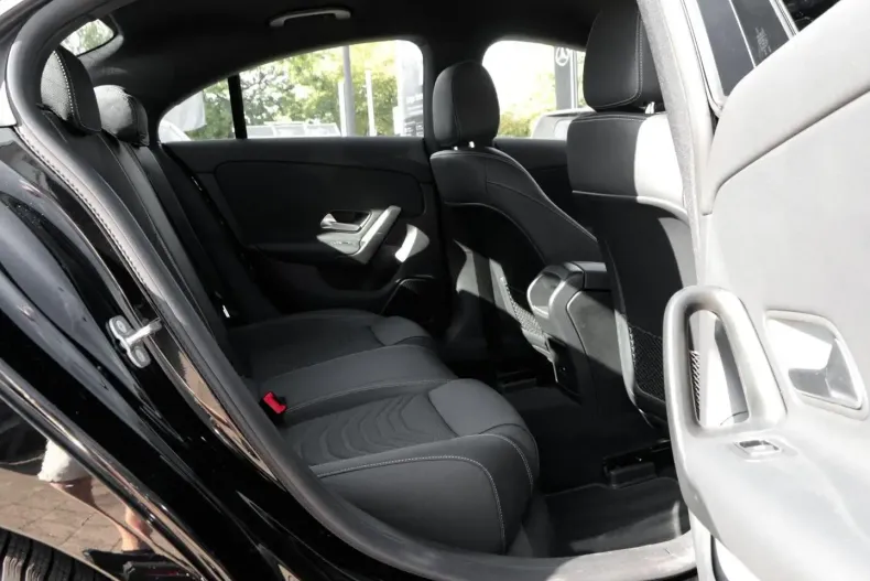 Mercedes-Benz CLA 180 din 2024 cu 14.777 km - oferta MER166832 - foto 5